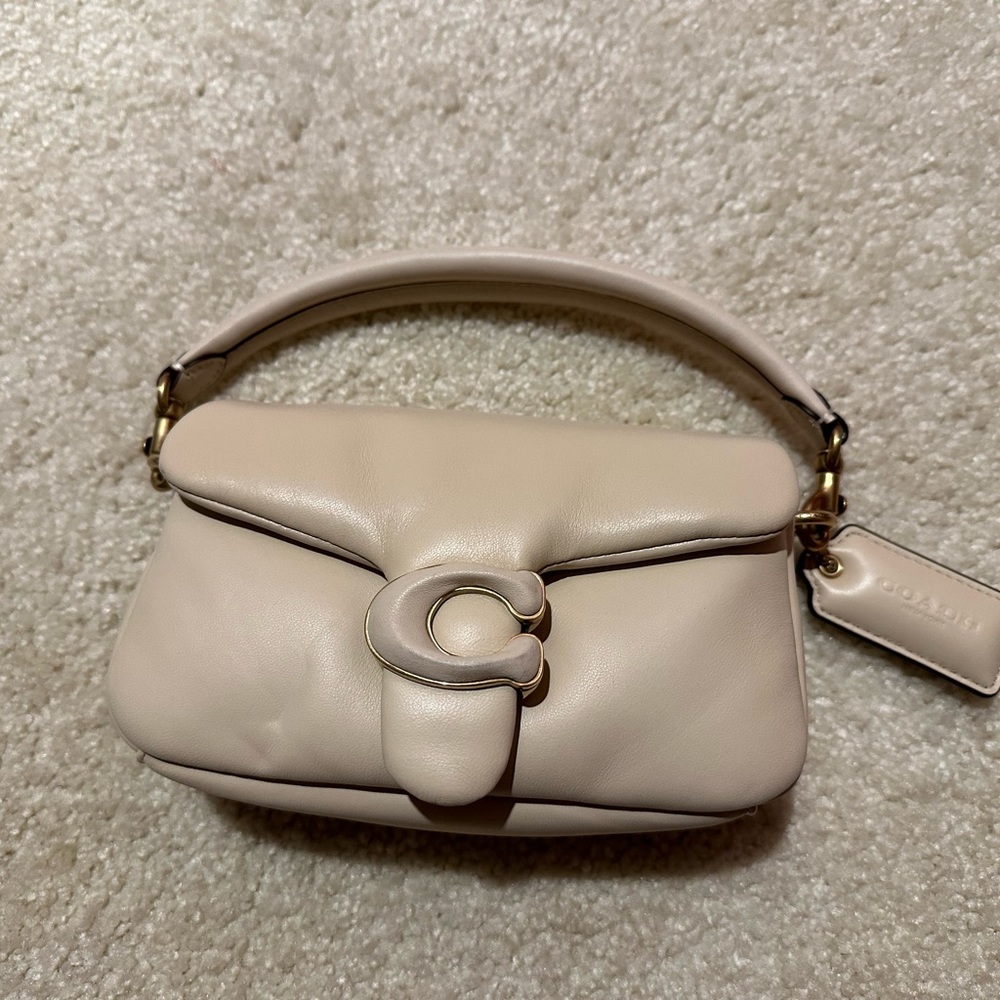 Coach Pillow Tabby 18
Color: Brass/Ivory
Used only once.
Original price $395